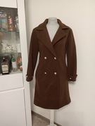 Czekoladowy płaszcz na podszewce zapinany na złote guziki .