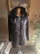 Bluza damska dluga narzutka czarna z kapturem pikowana na zamek