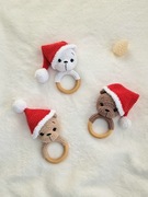 Świąteczna grzechotka. Grzechotka. Miś w czapce  Mikołaja