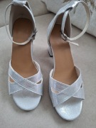 Brokatowe, srebrne Sandały damskie na słupku