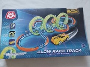 Świecący w ciemności tor z autkiem