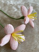 Sztuczne kwiatki, kwiaty z krepiny na łodyżce, 1szt, lilia kolor różowy