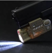 Celownik laserowy z latarką, do montażu na szynę 20 mm.