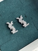 Malutkie kolczyki litery srebrne stal