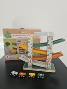 Drewniana zjeżdżalnia z autami Elefun jak nowa