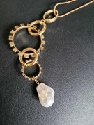 Naszyjnik damski Parfois – stal chirurgiczna z perłową zawieszką