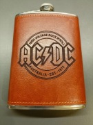 AC/DC piersiówka ze stali nierdzewnej obita skurą, twój grawer na prezent 