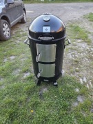 Grill z funkcją wędzarni