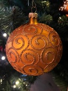 Duża złota szklana bombka na choinkę z brokatem