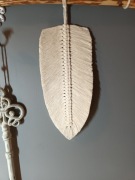 Liść makramowy 34 cm x 16 cm ecru. 