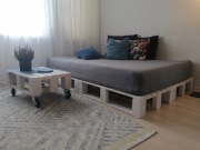 Łóżko 140x200 i stolik robione na wzór palet