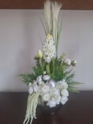 Stroik wielkanocny z białych kwiatów w srebrnej, ceramicznej doniczce