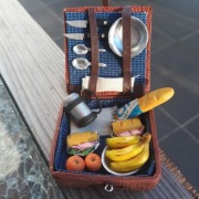 Koszyk piknikowy dla lalek z wyposażeniem