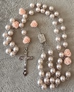 Różaniec perłowy z Watykanu. Naszyjnik. PREZENT dla Babci. Maj 2025(T).