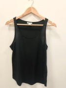 Czarny top, luźna bokserka na szerszych ramiączkach