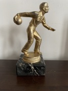 Figurka kręglarza na marmurowej podstawie