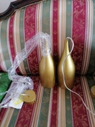 Dwa żyrandole w kształcie butelki