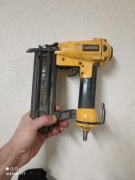 Zszywacz na powietrze dewalt