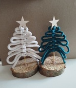 Ozdobne choinki na kawałku drzewa 