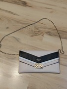 Guess 1981 mała torebka kopertówka wizytowa płaska łańcuszek