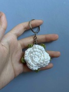 Breloczek, szydełkowana róża. Biały