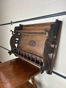 Półka ścienna rzeźbiona.