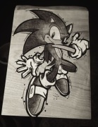 Sonic wypalony ręcznie na drewnie 
