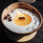 Sojowa świeca CAFFE LATTE w łupinie kokosa 250 ml ŚWIĄTECZNY PREZENT