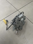 ZAMEK AKTYWNY PIROTECHNICZNY MASKI PRAWY BMW 1 F70 2 F74 PRAWY