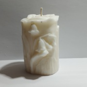 ŚWIECZKA WOLNOSTOJĄCA  W KSZTAŁCIE CYLINDRA Z KWIATEM KONWALI - biała