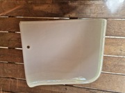 Ceramiczna osłona syfonu i przyłącza pod umywalkę.