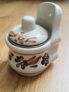 Porcelana PRL. Solniczka naścienna.