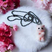 Naszyjnik w kulki z zawieszką puchatego różowego kotka 