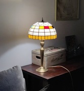 Lampa stojąca z witrażowym abażurem 