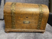 Stary, drewniany kuferek. 