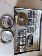 Chromowane uchwyty do szklanek