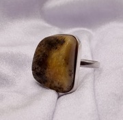 Srebrny pierścionek z bursztynem