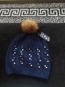 Czapka damska granatowa z perełkami i pomponem