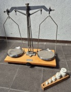 Zabytkowa waga szalkowa i ceramiczne odważniki