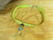 Naszyjnik choker z zielonej wstążki w kwiatki, howlitem i kryształkami