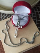 Przepiękny łańcuszek z krzyżem łańcuszek krzyż zawieszka stal kolor srebrny