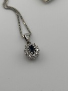 Zestaw 2 srebrnych wisiorków z łańcuszkami + ozdobne pudełko