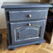 Dwie niskie stylizowane szafki