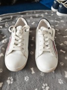 TRAMPKI model Tommy Hilfiger Low Cut Lace-Up Sneaker. 34