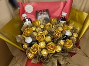 Box prezentowy złotymi różami mydlanymi, Ferrero, wiśniamy w czekoladzie 