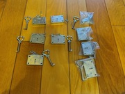 Zamek meblowy nakładany NAJDER 20 mm srebrny – 8 szt. komplet