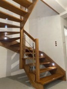 Schody drewniane  na beton i samonośne balustrady 