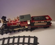 kolejka jeździ i wydaje dźwięk tory i inne