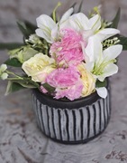 Dekoracyjna donica z kwiatami 