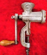 Stara maszynka do mielenia mięsa. Alfa OB8